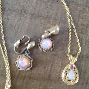 Elegant Gold Tone and Pink 🩷 Jewelry Set